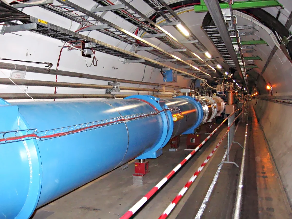 Franco-Swiss 국경 아래 27킬로미터에 걸쳐 뻗은 CERN의 Large Hadron Collider 터널.