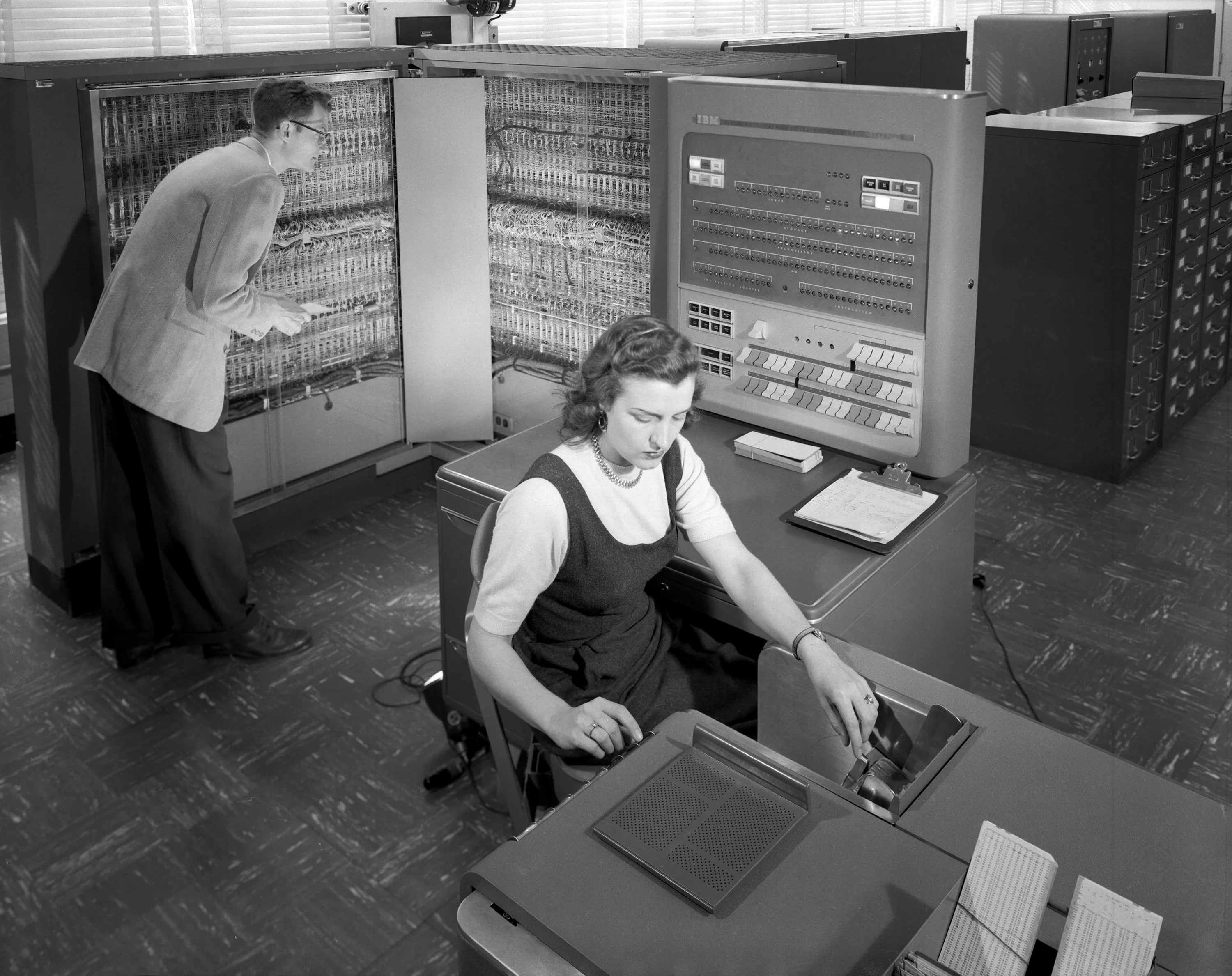 NASA Langley Research Center의 IBM 704 메인프레임, 1957년.